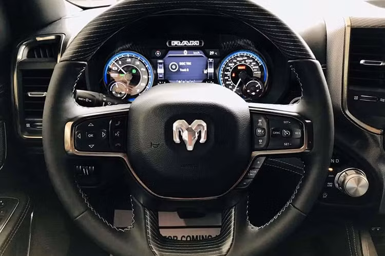 Nội thất của xe còn rất hữu dụng với nhiều cổng USB và ổ điện đặt rải rác, cũng như bộ phát Wifi từ sim 4G. Các hệ thống hỗ trợ người lái cũng được chú trọng như camera 360 độ, cảnh báo điểm mù, phanh tránh va chạm...