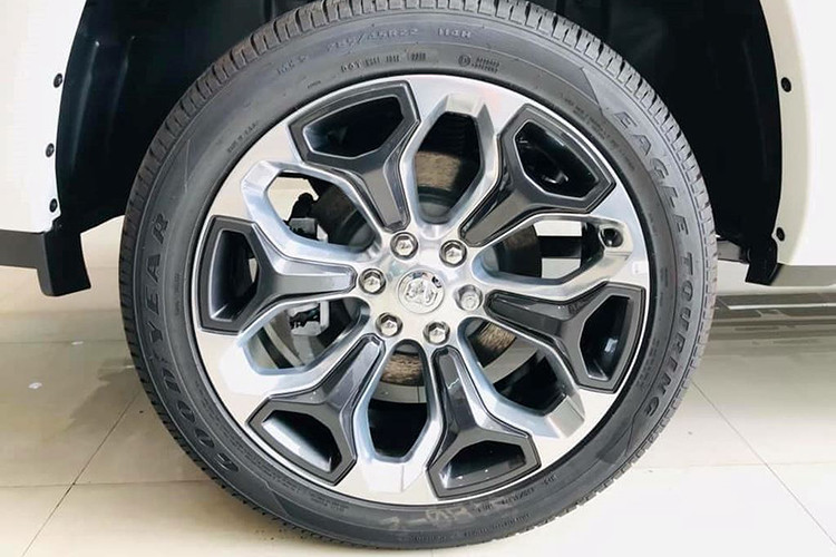 Các chi tiết ngoại thất khác của xe bao gồm; đèn hậu dạng led, ốp gương hay bộ vành 22 inch đa chấu được mạ crom sáng bóng. Cặp ống xả hai bên kích thước lớn với đường kính 114 mm là đặc trưng của mẫu xe này.