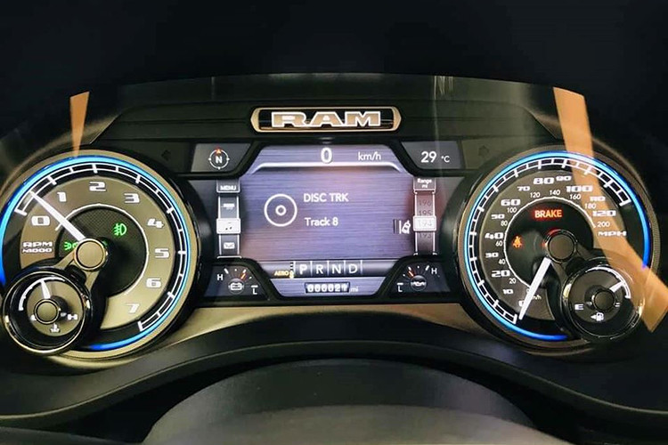 Bán tải RAM 1500 mới sẽ có tổng cộng 3 kiểu thân xe (cabin đơn, kéo dài và kép), 3 kích thước thùng xe, 6 phiên bản cấu hình (Tradesman, Big Horn/Lone Star, Laramie, Rebel, Laramie Longhorn, Limited), 12 màu ngoại thất và 15 thiết kế mâm. Chiếc xe trong bài thuộc phiên bản cao cấp nhất Limited 4x4 với tuỳ chọn động cơ 5.7 lít V8.