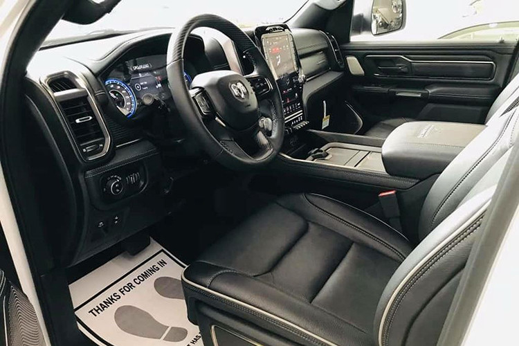 Phiên bản V8 nạp khí tự nhiên Hemi 5.7L cho công suất tối đa 395 mã lực và mô-men xoắn cực đại 555Nm. Ram 1500 2019 có đến 2 tuỳ chọn động cơ V8 cụ thể: V8 5.7l Hemi MDS VVT (có thêm hệ thống eTorque Engine) và V8 Hemi MDS VVT Engine (không có eTorque Engine).