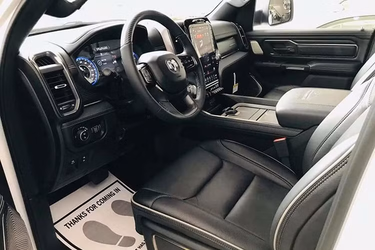 Phiên bản V8 nạp khí tự nhiên Hemi 5.7L cho công suất tối đa 395 mã lực và mô-men xoắn cực đại 555Nm. Ram 1500 2019 có đến 2 tuỳ chọn động cơ V8 cụ thể: V8 5.7l Hemi MDS VVT (có thêm hệ thống eTorque Engine) và V8 Hemi MDS VVT Engine (không có eTorque Engine).