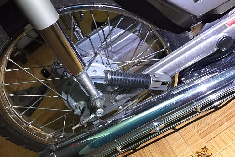 So với các thế hệ xe máy phổ thông Honda trước đó, Super Cub C70 vẫn giữ nguyên kết cấu động cơ SOHC 1 xi-lanh làm mát bằng gió truyền thống, nhưng có dung tích nâng lên thành 71,8cc. Động cơ này đem tới cho chiếc xe công suất tối đa 6 mã lực và mô-men xoắn cực đại 5,2 Nm.