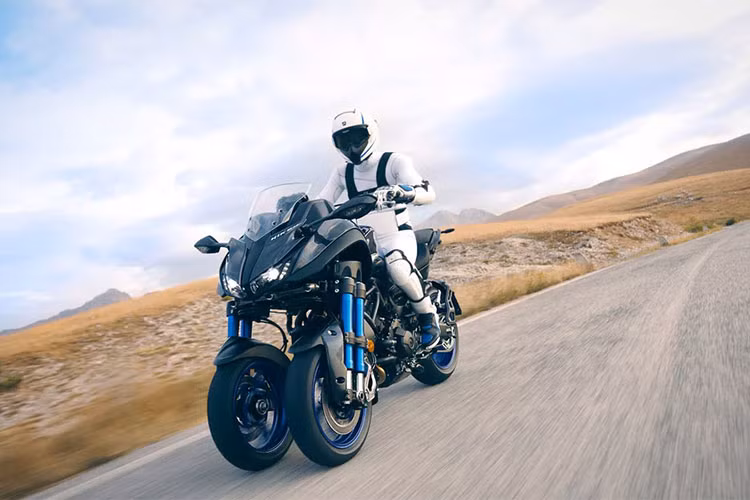 Hệ thống động cơ trên mẫu xe này với dung tích 847cc, CP3, 3 xy-lanh, 4 thì, phun xăng điện tử, giúp sản sinh công suất 114 mã lực, mô-men xoắn cực đại 97,5 Nm, đi kèm hộp số 6 cấp. Xe được trang bị 3 chế độ lái đi cùng tính năng điều khiển hành trình - Cruise Control.