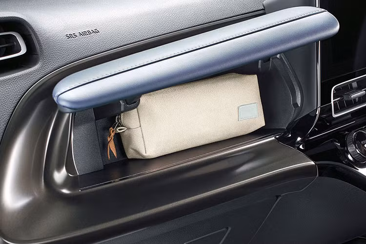 Cuối cùng là gói công nghệ an toàn Toyota Safety Sense dành cho mẫu xe tiết kiệm xăng này. Gói công nghệ này bao gồm phanh khẩn cấp tự động tích hợp tính năng nhận biết xe cắt ngang, hệ thống kiểm soát hành trình thích ứng, hỗ trợ đưa xe vào giữa làn đường và giảm thiểu nhầm chân ga.