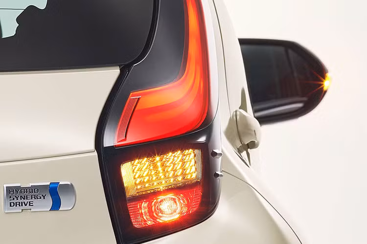 Ngoài ra, Toyota Prius c 2021 còn được trang bị cụm pin kền - hyđrua kim loại (NiMH) có thiết kế gọn nhẹ hơn nhưng lại cho phép xe chạy lâu hơn. Hãng Toyota cho biết, Prius c thế hệ mới tiết kiệm xăng như xe máy với mức tiêu thụ trung bình là 35,8 km/lít (khoảng 2,79 lít/100 km) theo tiêu chuẩn WLTP. Con số tương ứng của thế hệ cũ là 29,8 km/lít (3,3 lít/100 km). 