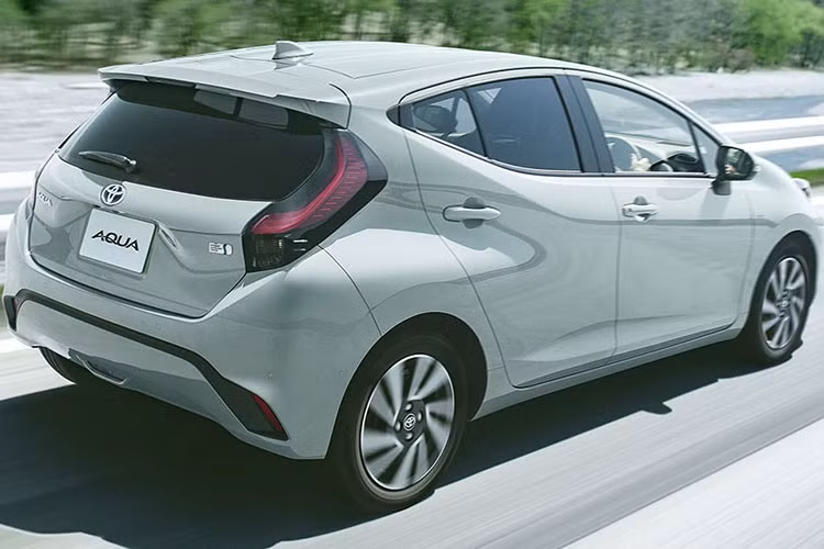 Toyota Prius c 2021 còn lần đầu tiên được trang bị hệ dẫn động 4 bánh toàn thời gian E-Four nhờ sự xuất hiện của mô-tơ điện trên cầu sau. Thêm vào đó là tính năng Comfort Pedal, được kích hoạt khi người điều khiển chọn chế độ lái Power+. Comfort Pedal giúp người lái chỉ dùng đến bàn đạp ga mà không cần bàn đạp phanh, xe sẽ giảm tốc bằng phanh tái sinh năng lượng. 