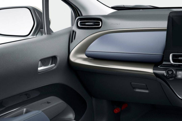 "Trái tim" của Toyota Prius c 2021 là hệ truyền động hybrid tiết kiệm xăng cải tiến. Hệ truyền động Toyota Hybrid System II này bao gồm máy xăng Atkinson Cycle 3 xi-lanh, dung tích 1.5L lấy từ Toyota Yaris và Yaris Cross. Động cơ này tạo ra công suất tối đa 91 mã lực tại tua máy 5.500 vòng/phút và mô-men xoắn cực đại 120 Nm tại dải tua máy 3.800 - 4.800 vòng/phút.