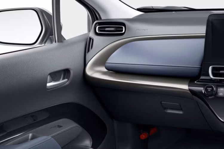 "Trái tim" của Toyota Prius c 2021 là hệ truyền động hybrid tiết kiệm xăng cải tiến. Hệ truyền động Toyota Hybrid System II này bao gồm máy xăng Atkinson Cycle 3 xi-lanh, dung tích 1.5L lấy từ Toyota Yaris và Yaris Cross. Động cơ này tạo ra công suất tối đa 91 mã lực tại tua máy 5.500 vòng/phút và mô-men xoắn cực đại 120 Nm tại dải tua máy 3.800 - 4.800 vòng/phút.