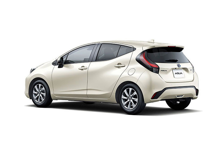 Bên ngoài, Toyota Prius c 2021 giữ lại thiết kế tổng thể như thế hệ cũ. Hãng Toyota chỉ bổ sung một số chi tiết ngoại thất mới cho xe như cụm đèn pha thanh mảnh hơn, tích hợp dải đèn LED định vị ban ngày hình chữ "C", lưới tản nhiệt dưới hình chữ "U", đường chân kính hất lên ở cột C và cụm đèn hậu nằm dọc, nối liền với cánh gió mui. Trong khi đó, chắn bùn sau rộng hơn mang đến vẻ "cơ bắp" cho mẫu xe này.
