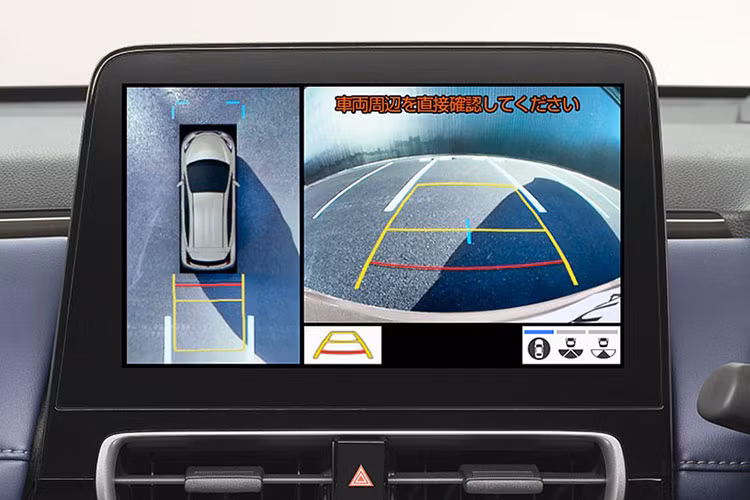 Đặc biệt, Prius c 2021 còn là mẫu xe cỡ nhỏ đầu tiên của Toyota được trang bị màn hình thông tin giải trí dạng cảm ứng với kích thước 10,5 inch. Tiếp đến là hộc đựng găng tay nằm trên mặt táp-lô và bệ tì tay trung tâm có nắp trượt. Phía sau cụm điều khiển trung tâm của xe sẽ có thêm ổ điện AC 100 V, được trang bị tiêu chuẩn cho xe tại Nhật Bản.