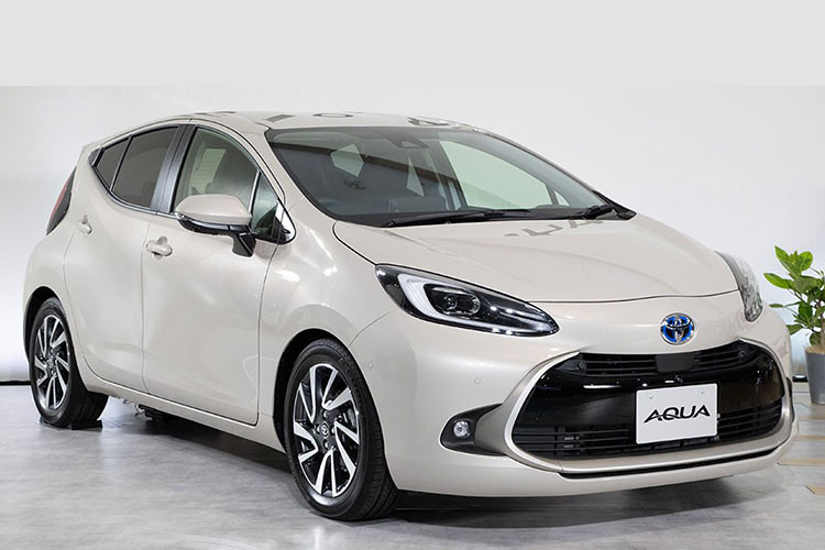 Ở thế hệ thứ hai, Toyota Prius c 2021 mới được phát triển dựa trên cơ sở gầm bệ Toyota New Global Architecture (TNGA-B) dành cho xe cỡ B. Do đó, mẫu xe này sở hữu chiều dài 4.050 mm, chiều rộng 1.695 mm, chiều cao 1.485 mm và chiều dài cơ sở 2.600 mm. So với thế hệ cũ, mẫu xe này cao hơn 30 mm và chiều dài cơ sở tăng 50 mm.