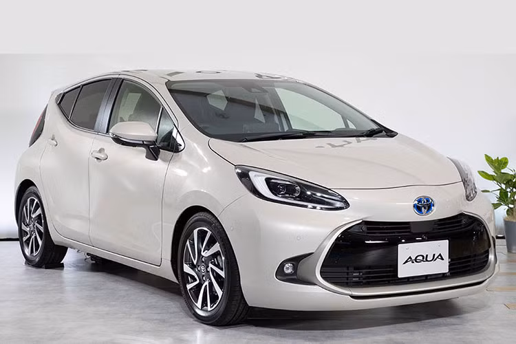 Ở thế hệ thứ hai, Toyota Prius c 2021 mới được phát triển dựa trên cơ sở gầm bệ Toyota New Global Architecture (TNGA-B) dành cho xe cỡ B. Do đó, mẫu xe này sở hữu chiều dài 4.050 mm, chiều rộng 1.695 mm, chiều cao 1.485 mm và chiều dài cơ sở 2.600 mm. So với thế hệ cũ, mẫu xe này cao hơn 30 mm và chiều dài cơ sở tăng 50 mm.