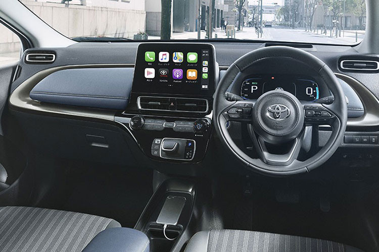 Bước vào bên trong Toyota Prius c 2021, người lái được chào đón bằng không gian nội thất mới với khung mỏng bao quanh mặt táp-lô. Ngoài ra, mặt táp-lô còn được bọc bằng chất liệu da giả, tương tự ghế và mặt cửa.