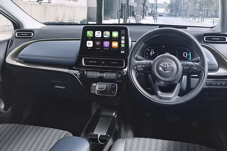 Bước vào bên trong Toyota Prius c 2021, người lái được chào đón bằng không gian nội thất mới với khung mỏng bao quanh mặt táp-lô. Ngoài ra, mặt táp-lô còn được bọc bằng chất liệu da giả, tương tự ghế và mặt cửa.