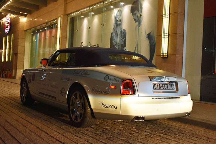 Chiếc siêu xe sang mui trần quý tộc nhà Rolls-Royce vẫn sở hữu khối động cơ V12, dung tích 6.75 lít tương tự chiếc sedan Phantom, động cơ sản sinh công suất cực đại 453 mã lực. Hộp số tự động 6 cấp. Xe tăng tốc từ 0 – 100 km/h trong vòng 5,7 giây, tốc độ tối đa 240 km/h.