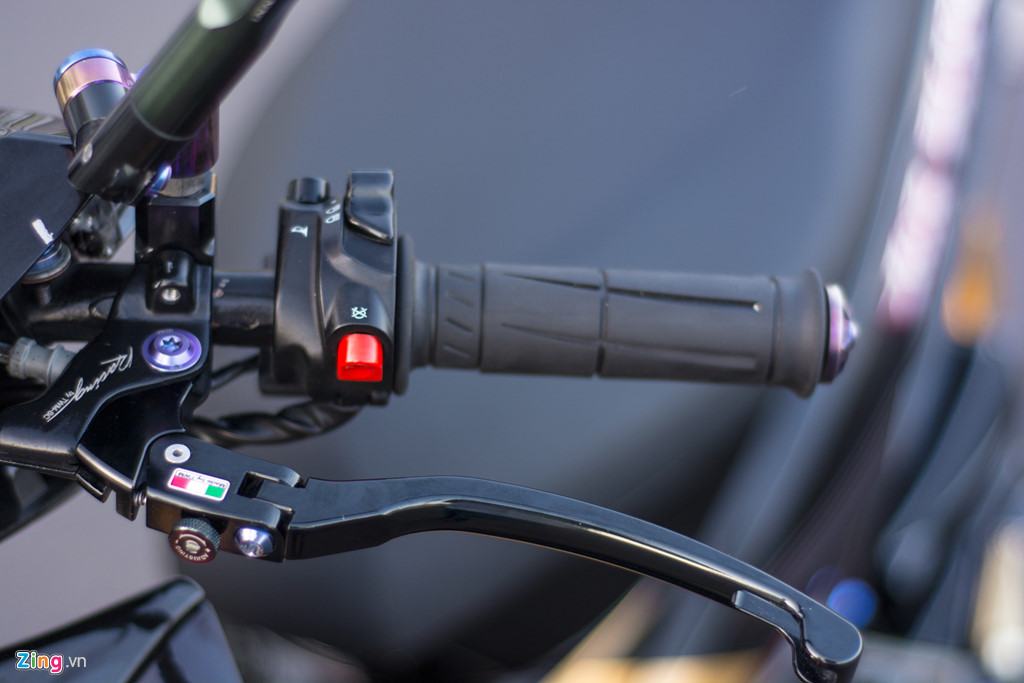 Bên trái là tay thắng loại TWM Billet đến từ Italy. Tuy không nổi tiếng như Brembo, thương hiệu TWM vẫn là lựa chọn của nhiều biker do mức giá mềm và hiệu năng cao.