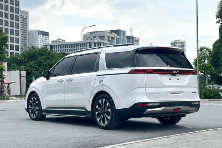 Hiện Kia Carnival đang được phân phối với 7 phiên bản là: Luxury 7 chỗ (mới), Luxury 8 chỗ, Premium 8 chỗ, Premium 7 chỗ, Signature 7 chỗ (không cửa sổ trời - mới), Signature 7 chỗ, 3.5G Signature 7 chỗ. Các phiên bản sẽ đi cùng giá bán dao động từ 1,169 - 1,759 tỷ đồng.