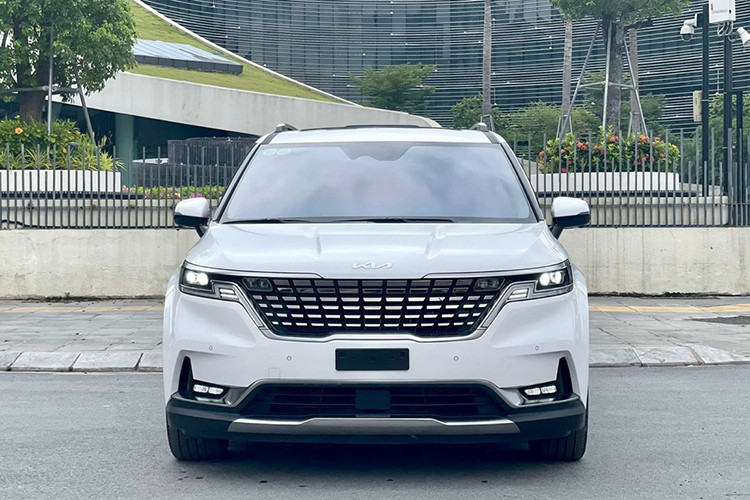 Cụ thể, Kia Carnival tại Việt Nam sẽ được bổ sung phiên bản Luxury 7 chỗ và Signature 7 chỗ không cửa sổ trời. Hai bản mới này có giá bán lần lượt là 1,169 và 1,349 tỷ đồng.