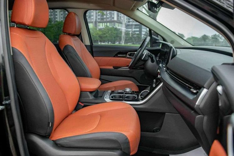 Mẫu xe MPV Kia Carnival mới sở hữu kích thước vượt trội với khoảng sáng gầm xe lớn cùng kiểu dáng thiết kế mạnh mẽ, thể thao, hiện đại. Trabij của xe gồm; màn hình đa thông tin 12.3 inch, âm thanh Bose 12 loa, nút xoay chuyển số điện tử giúp thao tác thuận tiện, hệ thống đèn LED chiếu sáng nội thất, điều hòa tự động cùng 2 cửa sổ trời tạo không gian rộng rãi, thoáng đãng.