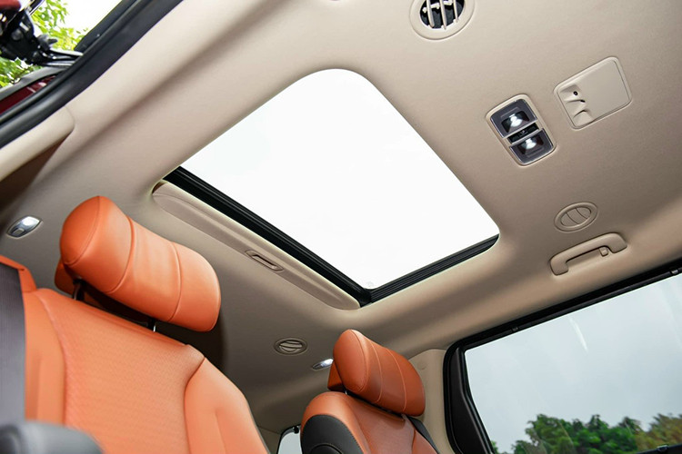 Về trang bị an toàn, Kia Carnival có nhiều tính năng hỗ trợ lái nổi trội như: hỗ trợ giữ làn đường, phanh tự động tránh va chạm, ga tự động thích ứng khoảng cách, cảm biến va chạm trước/sau, camera 360 độ và 7 túi khí.