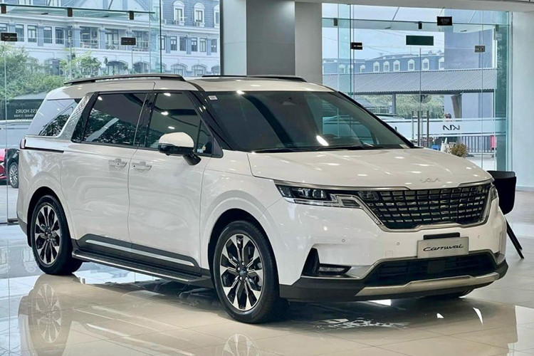 Thứ hai là động cơ dầu Smartstream D2.2, dung tích 2.2L, cho công suất tối đa 199/3800 (hp/vòng), momen xoắn cực đại 440/1,750-2750 (Nm/vòng). Đi kèm với loại động cơ này là hộp số tự động 8 cấp.