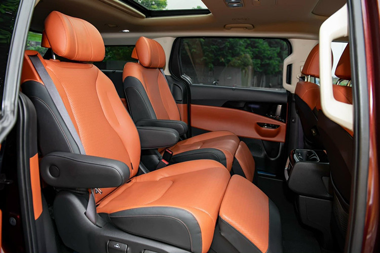 Xe còn có ghế lái chỉnh điện 12 hướng, ghế hành khách chỉnh điện 8 hướng, hàng ghế 2 sẽ có tính năng sưởi, làm mát và massage trên bản 7 chỗ. Khoang hành lý rộng rãi có thể tăng dung tích gấp 2 lần khi gập phẳng hoàn toàn hàng ghế 3 và tăng gấp 4 lần khi gập hoặc tháo rời hàng ghế 2. 