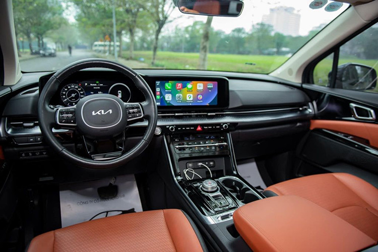 Dù không có đối thủ cạnh tranh trực tiếp tại thị trường Việt Nam nhưng Kia Carnival vẫn chịu sức ép từ những mẫu MPV thuộc tầm giá thấp hơn như: Hyundai Custin (850 - 999 triệu đồng) hay Toyota Innova Cross (810 - 990 triệu đồng). 