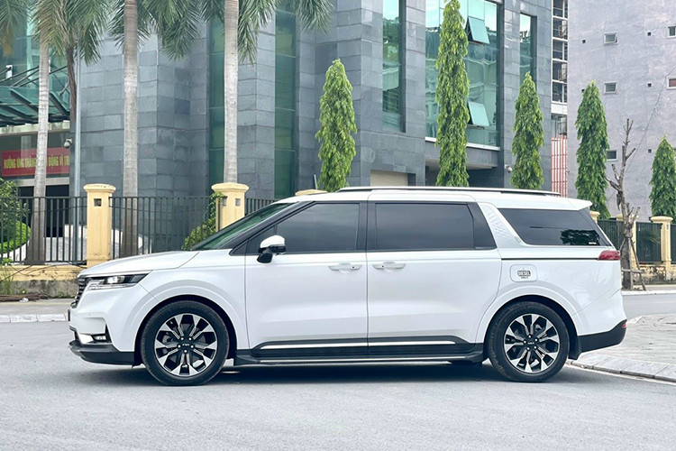 Giá xe Kia Carnival bản Premium 7 chỗ sẽ được điều chỉnh mức bán ra còn 1,309 tỷ đồng (giảm 20 triệu đồng). Phiên bản này tương tự cả về tính năng và trang bị với bản Luxury 7 chỗ.
