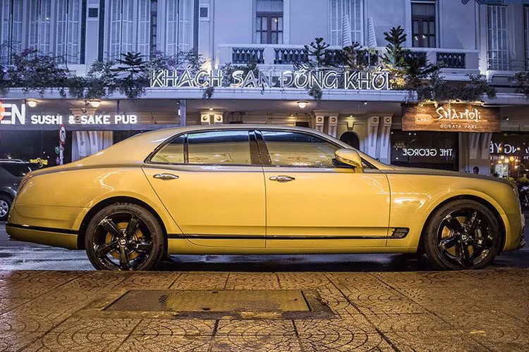 Bentley Mulsanne thế hệ mới vẫn sử dụng động cơ V8 tăng áp kép, dung tích 6,75 lít, sản sinh công suất tối đa 505 mã lực và mô-men xoắn cực đại 1.020Nm. Động cơ kết hợp với hộp số tự động 8 cấp ZF, nhờ đó, chiếc xe siêu sang này dễ dàng tăng tốc từ vị trí xuất phát lên 100 km/h trong vòng 5,1 giây trước khi đạt vận tốc tối đa 305km/h.