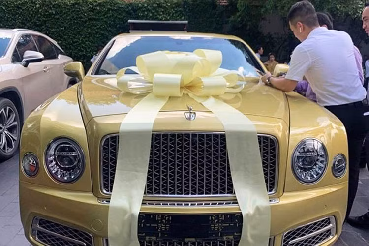 Chiếc xe siêu sang Bentley của Nguyễn Phương Hằng được ông Huỳnh Uy Dũng tặng là phiên bản Mulsanne EWB thế hệ mới. Xe sở hữu màu sơn vàng DayGlo rất nổi tiếng trên các dòng xe sang của Bentley. Tuy nhiên, màu sơn này khi được khoác lên chiếc Mulsanne thế hệ mới này lại được hãng xe siêu sang Anh quốc gọi bằng cái tên Julep.