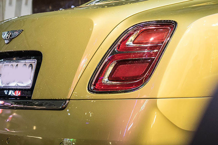 Điểm khác biệt của chiếc Mulsanne EWB Julep hàng hiếm này so với những chiếc về trước đó tại Việt Nam đó là lưới tản nhiệt màu tối, bộ mâm độ tối màu càng làm tôn lên màu sơn ngoại thất đặc biệt của xe. Nằm hai bên lưới tản nhiệt vẫn là cụm đèn pha hình tròn quen thuộc của Bentley. Tuy nhiên, 2 đèn to và nhỏ đã được đặt ở vị trí ngang bằng nhau.