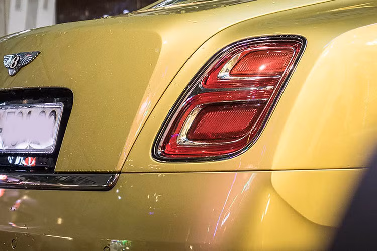 Điểm khác biệt của chiếc Mulsanne EWB Julep hàng hiếm này so với những chiếc về trước đó tại Việt Nam đó là lưới tản nhiệt màu tối, bộ mâm độ tối màu càng làm tôn lên màu sơn ngoại thất đặc biệt của xe. Nằm hai bên lưới tản nhiệt vẫn là cụm đèn pha hình tròn quen thuộc của Bentley. Tuy nhiên, 2 đèn to và nhỏ đã được đặt ở vị trí ngang bằng nhau.