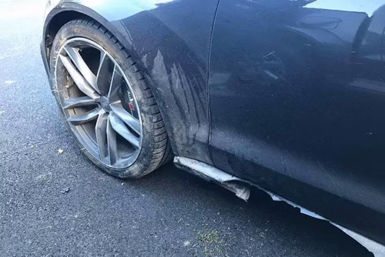 Hiện chưa rõ vì sao chiếc Audi RS6 của Rossi lại bị hư hỏng nặng như thế. Theo nhiều nguồn tin, có thể tay đua 46 gặp một tai nạn nào đó nên chiếc xe sedan hiệu suất cao mới bị biến dạng như vậy.