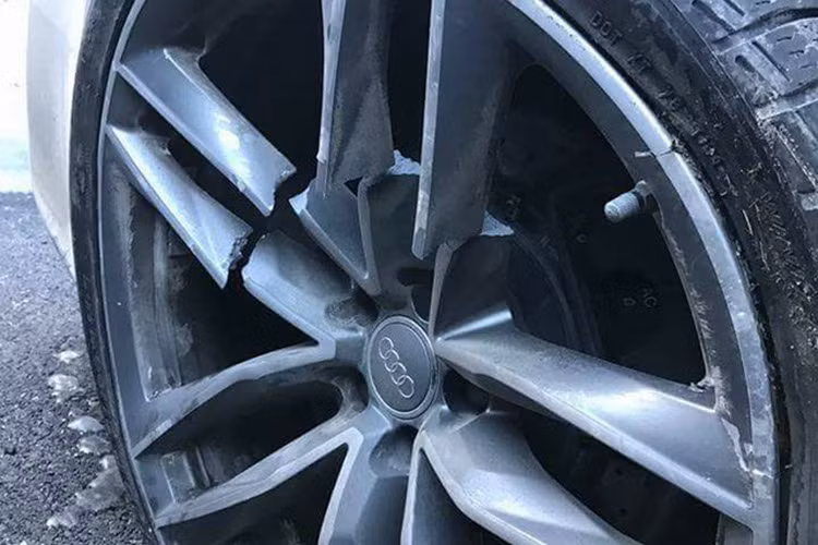 Những hình ảnh tại hiện trường cho thấy phần đuôi xe của chiếc Audi RS6 bị hỏng nặng với cản va sau gần như nát bét. Các ống xả độ Akrapovic của chiếc Audi RS6 cũng bị biến dạng.