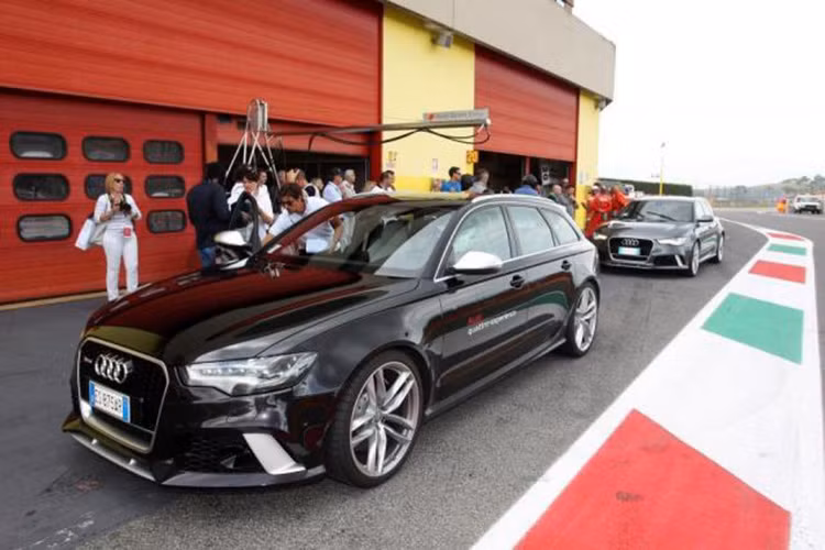 Audi RS6 là phiên bản hiệu năng cao của dòng sedan hạng sang cỡ trung Audi A6 nhằm đối đầu với BMW M5 hay Mercedes E63 AMG. Ở 2 thế hệ trước, RS6 đều được bán với 2 phiên bản là sedan 4 cửa và wagon (Avant) 5 cửa. Tuy nhiên trên thế hệ mới nhất với tên mã C7, Audi RS6 Sedan đã bị "khai tử", và chiếc xe chỉ có bản Avant.