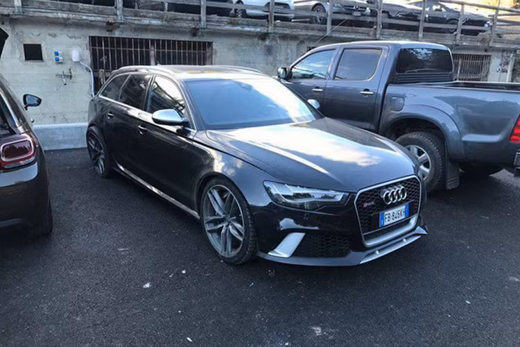 So với các phiên bản thường, RS6 vẫn sở hữu khối động cơ V8 4.0l tăng áp kép nhưng có công suất mạnh hơn 45 mã lực, đạt 605 mã lực. Mô-men xoắn của xe cũng có thể đạt tối đa 750 Nm khi vận hành hết công suất, và 700 Nm khi sử dụng bình thường. Sức mạnh nâng cao có được là nhờ vào ECU quản lý động cơ đặc biệt như trên chiếc S8 Plus.