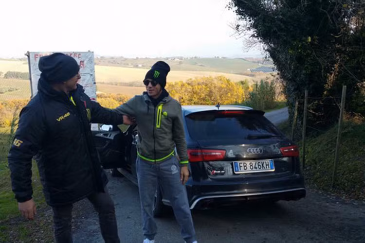 Tuy nhiên, do gặp phải một sự cố, chiếc Audi RS6 của Rossi đã bị bắt gặp trong tình trạng hư hỏng nặng. Những hình ảnh về chiếc Audi RS6 của Rossi đã nhanh chóng được chia sẻ lên mạng xã hội và thu hút nhiều sự chú ý của người hâm mộ tay đua này.