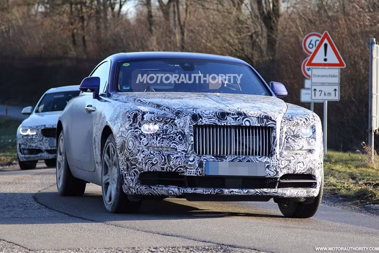 Một nguyên mẫu mới với nhiều chi tiết được nâng cấp được cho là của chiếc Rolls-Royce Wraith Series II phiên bản 2018 bất ngờ lộ diện trên đường thử. Chiếc xe được các tay săn ảnh chụp lại bị ngụy trang khá nhiều ở phần đầu xe.
