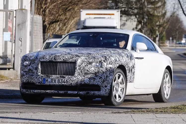 Có thể hơi khó để nhận ra các chi tiết khác biệt so với phiên bản cũ nhưng tinh ý bạn sẽ nhận thấy cụm đèn pha đã có sự thay đổi rất tinh tế, tổng thể đầu xe dường như cũng khí động học hơn.