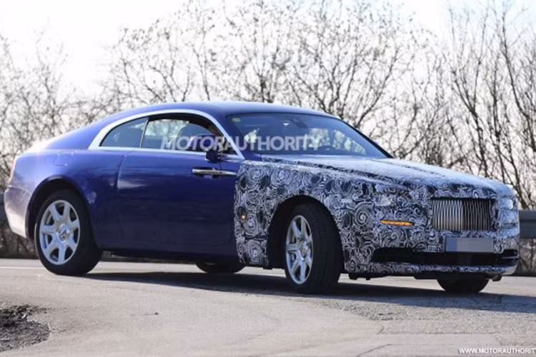 Chỉ cần nhìn qua ta có thể dễ dàng nhận ra đây chính là kiểu dáng của chiếc siêu xe sang Wraith nhà Rolls-Royce. Đuôi xe với kiểu dáng vuốt xuôi xuống và mâm không thể lẫn vào đâu được.