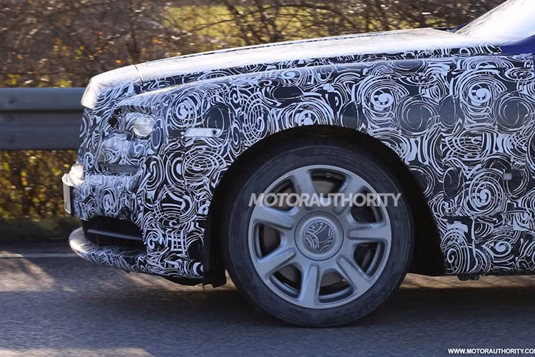 Thân xe được thiết kế khí động học che kín phần phía trên, nhưng mâm xe thấy rõ mang đặc trưng của gia đình siêu xe sang Rolls-Royce Wraith.