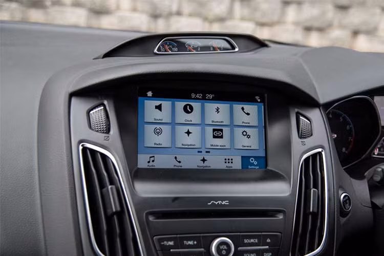 Ngoài các tính năng cơ bản, Focus RS Red Edition cũng được Ford bổ sung nhiều tính năng như kính riêng tư, cảm biến sau, gương gập điện, hệ thống kiểm soát hành trình hạn chế tốc độ, vô lăng sưởi nhiệt, hệ thống KeyFree và Active City Stop...