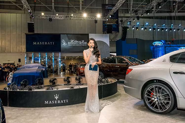 Bên cạnh đó, Maserati còn giới thiệu tới người dùng mẫu xe thể thao GranCabrio Sport với thiết kế mui trần đầy quyến rũ. Kiệt tác này là sự lựa chọn hoàn hảo cho những tâm hồn phóng khoáng, luôn tìm kiếm sự thách thức tốc độ và tố chất thể thao vượt mọi giới hạn...