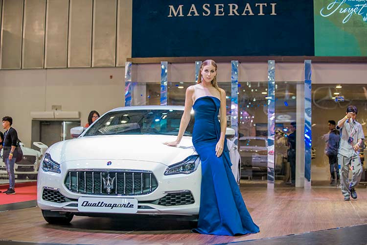Không dừng lại ở việc mang đến những mẫu xe thể thao đậm chất Italy, Maserati tại Việt Nam còn đem lại những dịch vụ tương xứng cho các thượng khách. Dịch vụ Valet parking – Hỗ trợ đậu xe dành cho các khách hàng tại TP HCM sẽ chính thức ra mắt từ tháng 11 năm nay. Đây là dịch vụ trong gói Premium Service nhằm đem lại sự yên tâm, thư thái cho các chủ nhân Maserati trong quá trình di chuyển hàng ngày.