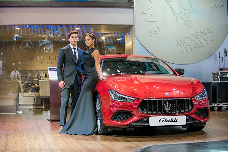 Maserati Ghibli 2018 mang đậm phong cách thể thao, vẫn giữ DNA thiết kế từ thế hệ trước, tuy nhiên chiếc xe góc cạnh hơn, tạo cảm giác táo bạo và mạnh mẽ. Điểm thay đổi đáng chú ý nằm ở đầu xe, với cụm đèn pha LED thích ứng với đèn chiếu xa Matrix đầy tính hiện đại.