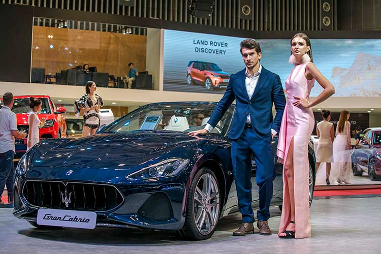Thành lập vào năm 1914 tại Bologna, Maserati kiến tạo nên một khái niệm mới về sự cuốn hút, độc đáo trong thế giới các dòng xe sang hiệu năng cao. Với mã gien đường đua, từng phiên bản của Maserati đều sở hữu thiết kế thể thao năng động, song vẫn rất lịch lãm, đậm chất Ý đặc trưng với âm thanh động cơ Maserati độc đáo.
