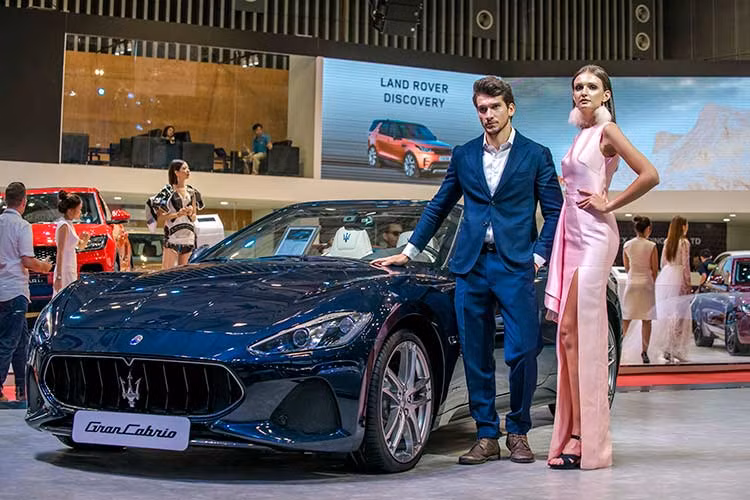 Thành lập vào năm 1914 tại Bologna, Maserati kiến tạo nên một khái niệm mới về sự cuốn hút, độc đáo trong thế giới các dòng xe sang hiệu năng cao. Với mã gien đường đua, từng phiên bản của Maserati đều sở hữu thiết kế thể thao năng động, song vẫn rất lịch lãm, đậm chất Ý đặc trưng với âm thanh động cơ Maserati độc đáo.