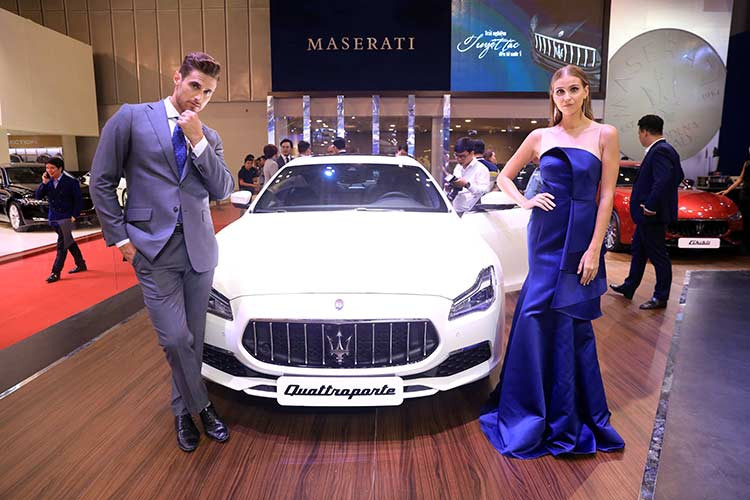 Thông thường, chìa khóa xe đơn giản chỉ để mở cửa một phương tiện di chuyển, nhưng đối với Maserati, chiếc chìa khóa mang logo cây đinh ba lại có thể mở ra cả một thế giới trải nghiệm đầy cảm xúc. Sở hữu Maserati, chủ xe cũng trở nên đặc biệt, bởi cách mà Maserati chăm sóc cho cảm xúc của từng thượng khách trong suốt thời gian sử dụng.