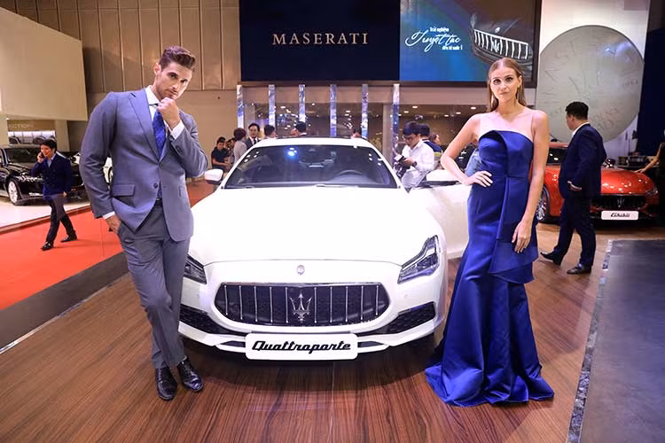 Thông thường, chìa khóa xe đơn giản chỉ để mở cửa một phương tiện di chuyển, nhưng đối với Maserati, chiếc chìa khóa mang logo cây đinh ba lại có thể mở ra cả một thế giới trải nghiệm đầy cảm xúc. Sở hữu Maserati, chủ xe cũng trở nên đặc biệt, bởi cách mà Maserati chăm sóc cho cảm xúc của từng thượng khách trong suốt thời gian sử dụng.