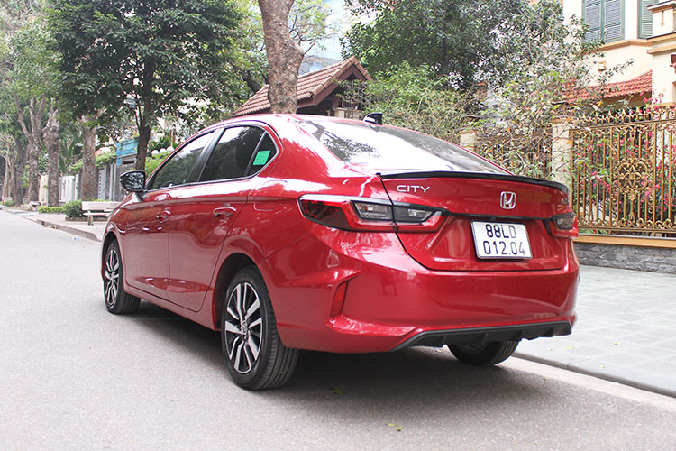 Quay trở lại với Honda City 2021, Nâng cấp đầu tiên đáng chú ý nhất và dễ làm hài lòng khách hàng nhất là việc Honda City 2021 có kích thước hơn hẳn bản cũ, khi chiều dài tăng thêm 113mm, chiều rộng tăng thêm 53mm và chiều cao xe giảm nhẹ 10mm. Các số đo DxRxC của xe đạt mức 4.553 x 1.748 x 1.467mm và chiều dài cơ sở đạt mức 2.600mm cùng với khoảng sáng gầm 134mm. Nhờ vào những thay đổi này mà Honda City 2021 có vẻ ngoài trường dáng hơn và thể thao hơn.